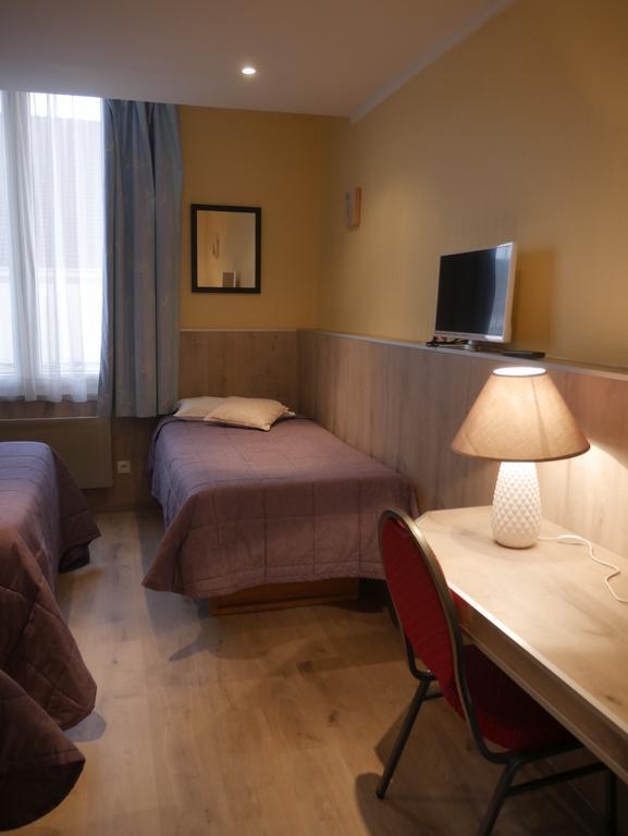 Hotel&Restaurant Le Cardinal Poix-de-Picardie Esterno foto