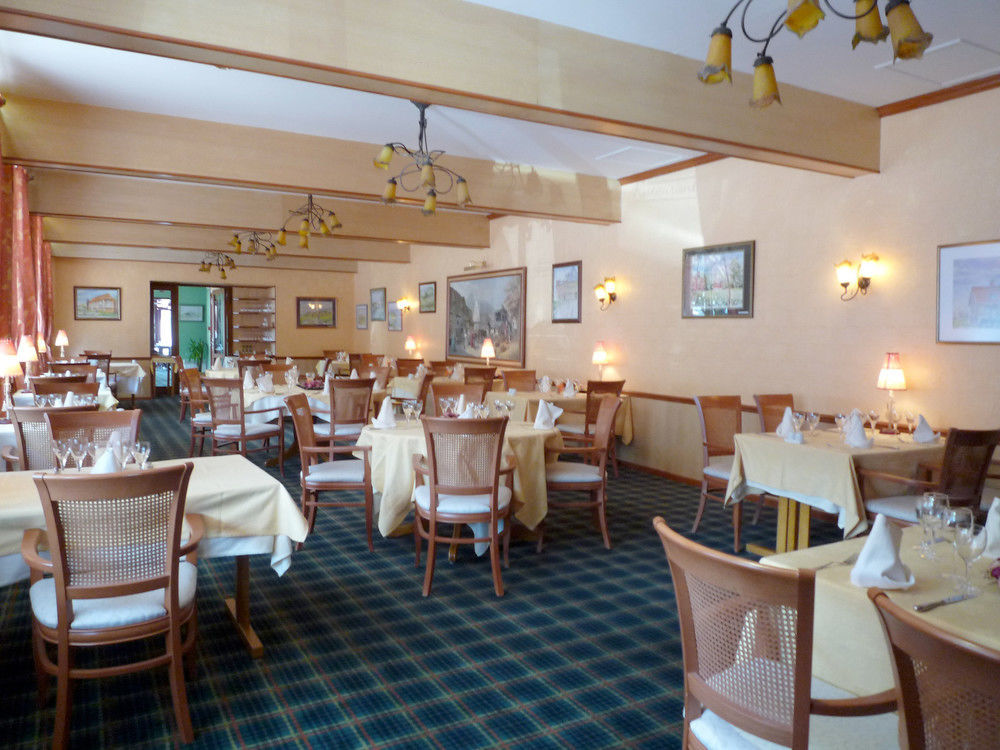 Hotel&Restaurant Le Cardinal Poix-de-Picardie Esterno foto