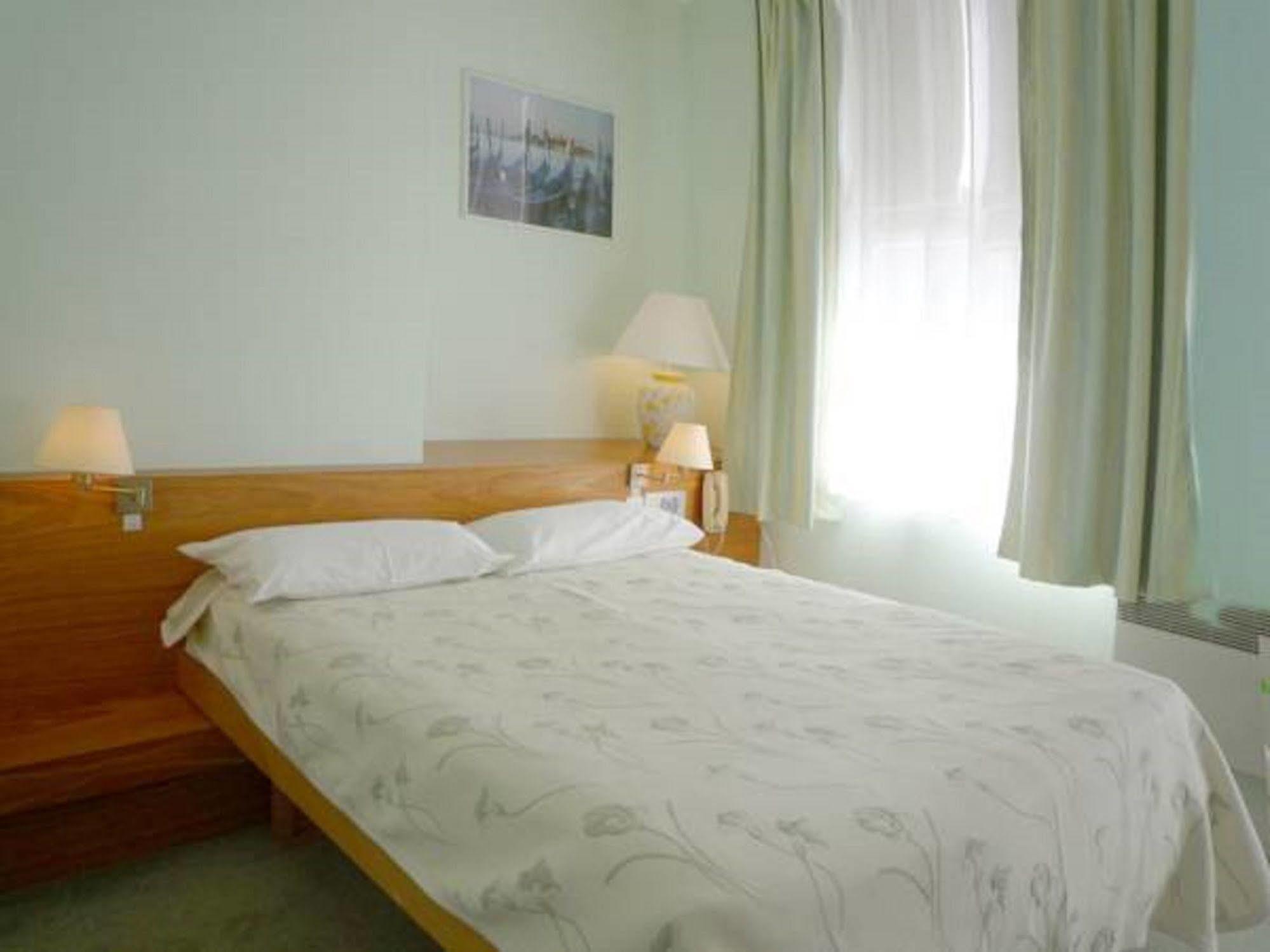 Hotel&Restaurant Le Cardinal Poix-de-Picardie Esterno foto